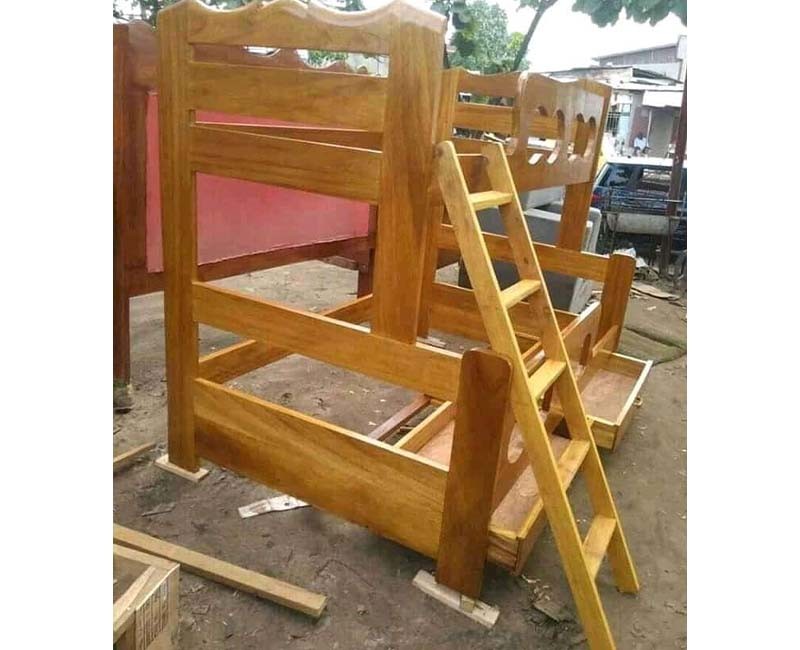 Lit en bois superposé